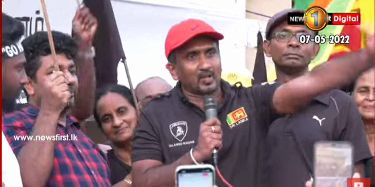පරණම ලාල් අයියයි-චූටි මල්ලියි-පොඩි මල්ලියි එක්ක හඬ කැවීමේ ශිල්පීන් අරගල වේදිකාවට ගොඩවෙයි! මේක ලේ විලක් නොකර යන්න! මරනවා නම් මැරෙන්නත් අපි ලෑස්තියි! අනේ සර් ආවා වගේම යන්න! (VIDEO)