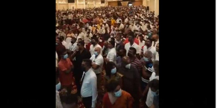 අරලිය ගහ මැදුර ඇතුළේ දැන් තත්ත්වය සජීවීව මෙන්න! දහස් ගාණක් ශාලාවේ! මහින්ද පාක්ෂිකයන් හමුවන්න එයි! (LIVE VIDEO)