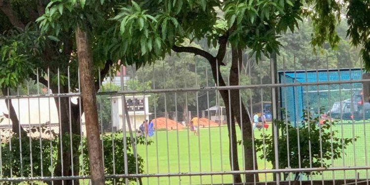 VVIP පවුලක් හෙළිකොප්ටර් එකෙන් කොහේට හරි යන හැටි! (VIDEO)