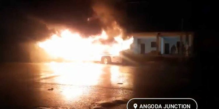 අංගොඩ වෙඩි තැබීමක්! වාහනයකට ගිනි තියයි! (VIDEO)