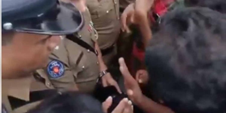 නියෝජ්‍ය පොලිස්පති දේශබන්ධු ඉල්ලා අරගලකරුවෝ පොලිස් මූලස්ථානය ඉදිරියට එයි! (VIDEO)