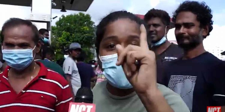 මුන් දවස් 3ක් අපේ දුක කතා කළේ නෑ! උන්ගේ ගෙවල් ගිනි තියපුවයි උන්ගෙ නැතිවෙච්ච දේවල් කතා කළා! වරෙන්කෝ සුදු ඇඳගෙන ජන්දෙ ඉල්ලන්න! (VIDEO)