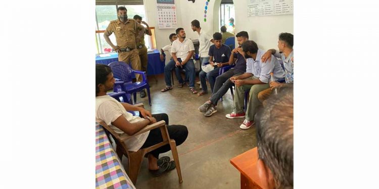 උද්ඝෝෂණය කරන කොල්ලන්ව ඔන්න දැන් අල්ලන්න පටන් අරන්! පාර්ලිමේන්තුව ළඟ කලබලයක්! (VIDEO)