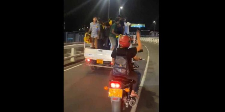අත්අඩංගුවට ගත් කොල්ලො ටික ජනතා හරසර මැද උසාවියේ සිට කෙළින්ම ගෝඨාගෝගමට! (VIDEO)