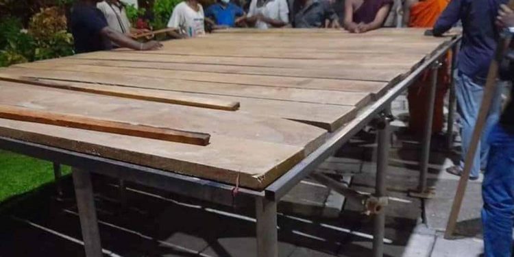 ගහපු ගල්වලින් කොල්ලො ගෙවල් හදන්න ගනී! පොලිසිය හදපු යකඩ වැටවල්වලින් පාර්ලිමේන්තු වටරවුමේ වේදිකාවක් එක්ක ගෝඨාගෝගමක් හදයි! (PHOTOS)