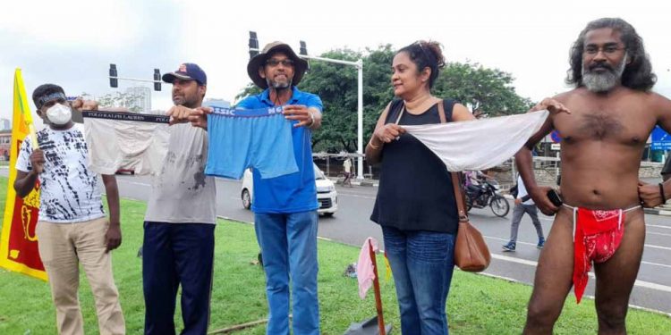 පාර්ලිමේන්තු පාරේ ලංකාවේ කවදාවත් නොකළ අමුතු විරෝධයක්! (PHOTOS)