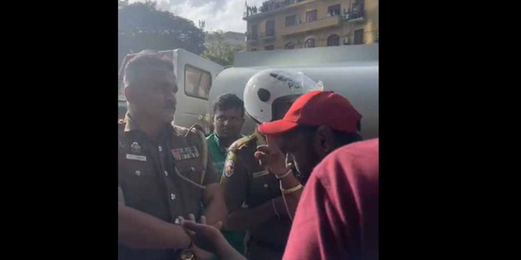 ගල් කැටයක්වත් අතේ නැතිව ආපු දරුවන්ට මෙහෙම ගහන එක හරිද? (VIDEOS)