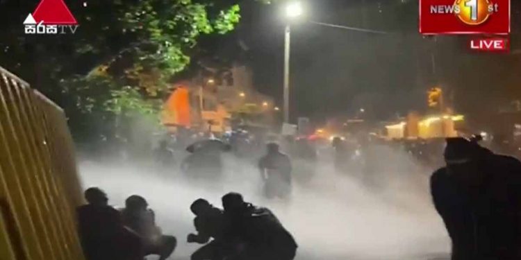 දින පනහ පිරුණු දවසෙත් පොලිසිය අරගලකරුවන්ට ජල ප්‍රහාරවලින් සංග්‍රහ කරයි!