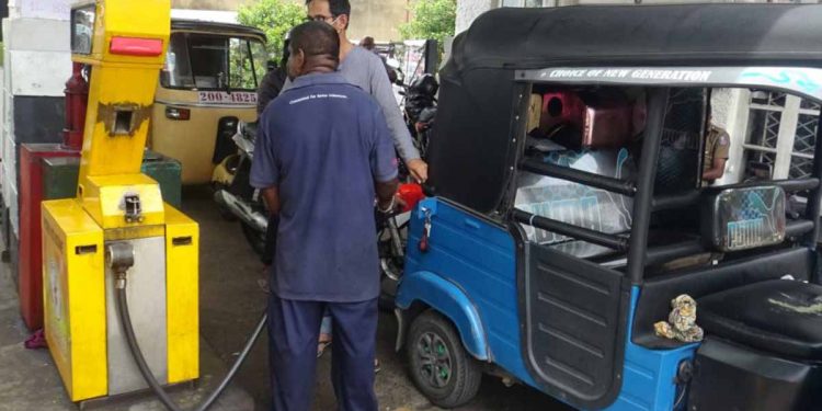 මහා ඉන්ධන ජාවාරමක්! පුරවනවා… බානවා… වැඩි මිලට විකුණනවා..! අයෙ පුරවනවා… බානවා… වැඩි මිලට විකුණනවා…! කොළඹ වතු අස්සේ ලීටරය 1000යි!