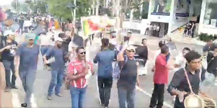 අරගලයට දින පනහේ පා ගමන ඇරඹුණා! සජීවීව මෙතනින් බලන්න! (VIDEO)
