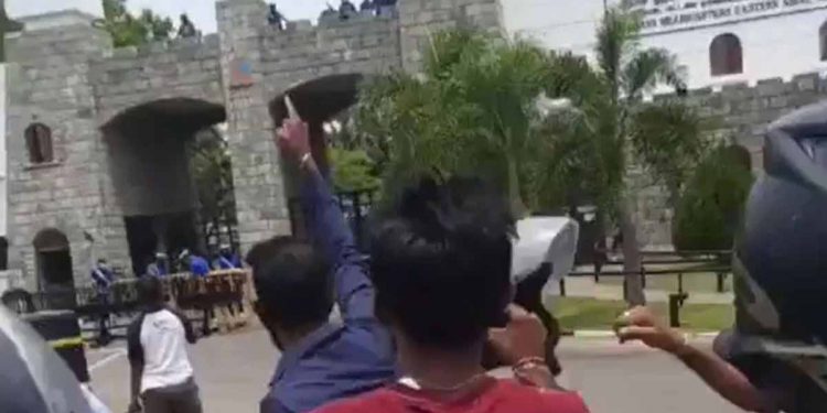 ත්රිකුණාමල හමුදා කඳවුර ඉදිරිපිට උණුසුම් තත්ත්වයක්! (VIDEO)