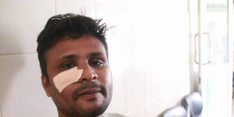 දරුවට දෙන්න බෙහෙත් නෑ කියලා ෆේස්බුක් දාපු අම්මටයි තාත්තටයි පොහොට්ටු මන්ත්‍රී මිලාන්ගේ මල්ලි ඇවිත් පහර දීලා!