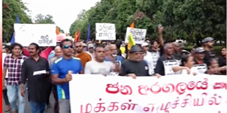 ලංකාවේ වැඩිම කලාකරුවන් පිරිසක් පාරට බැහැලා ආණ්ඩුවකට යන්න කියපු ඒ පෙළපාලිය! (VIDEO)