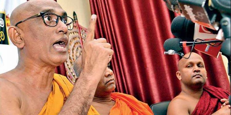 අපේ රතන හාමුදුරුවො කොහේ වැඩම කරලද දන්නේ නෑ! මේ බලන්නකෝ කියපු කතාවක්! (VIDEO)