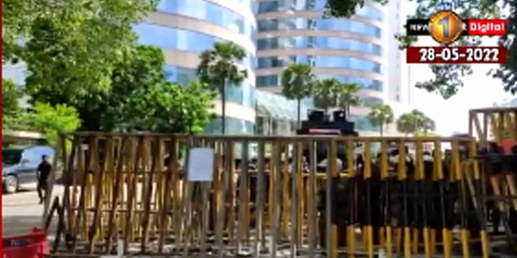 බැරියර්වලින් කොටුව වැහෙයි! ජල ප්‍රහාරක රථ අරන් එයි! කැරලි මර්දන ඒකක ගෙන්වයි! දින 50ත් සමරයිද? (VIDEO)