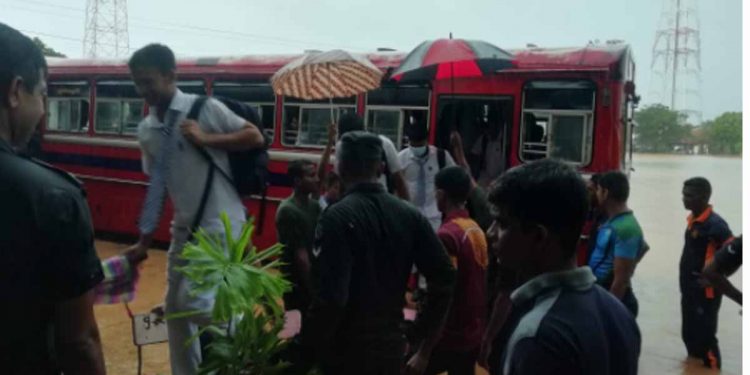 ගංවතුරට පුත්තලමේ පාසලක් යටවෙයි! හමුදාව වහා මැදිහත් වෙයි! විභාග මධ්‍යස්ථාන අලුතෙන් හදයි! සිසුන් 156 දෙනකු විභාගයට වාඩි කරවයි! (VIDEO)
