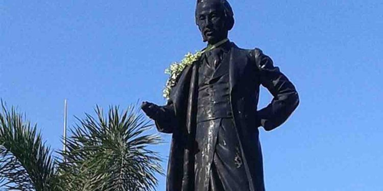 උද්ඝෝෂණ විරෝදතා ලක්ෂ ගණනක් බලාගෙන ලිප්ටන් වටරවුම ළඟ අදටත් ඉන්න රටට ආදරේ කළ අමුත්තා…