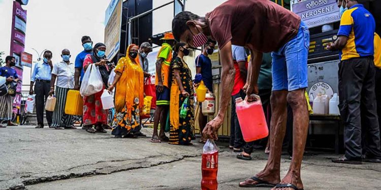 පොඩි මිනිහගෙ භූමිතෙල් ටිකටත් වැඩේ දෙන්නයි හදන්නේ !