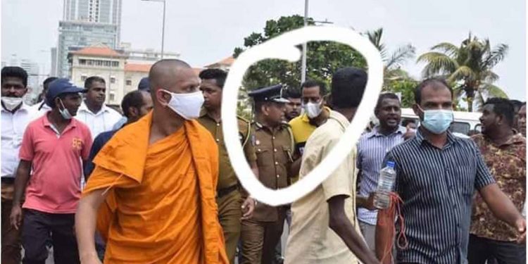 මෙන්න තවත් බරපතළ හෙළිදරව්වක්! මැර ප්‍රහාරය සාක්කි තියෙන පොලිස් පොත් දෙකක් ගිනි තියන්න හදනවලු! පොලිස් ප්‍රකාශක කියනවා ඒ ගැන දන්නෙ නැහැලු! මොනවද මේ වෙන්න යන්නේ? (VIDEO)