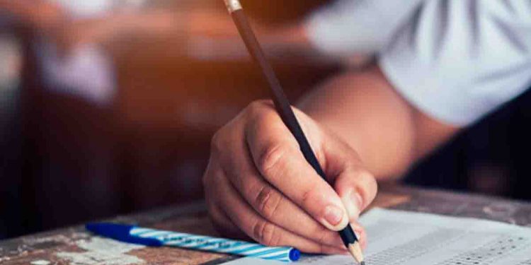පාර්ලිමේන්තුවෙත් කතා නොකරන, අරගල බිමෙත් කතා නොකරන, ආණ්ඩුවෙත් කතා නොකරන, විපක්ෂයෙත් කතා නොකරන, කවුරුවත්ම කතා නොකරන, නන්නත්තාර වුණ ලංකාවෙ අධ්යාපනය…