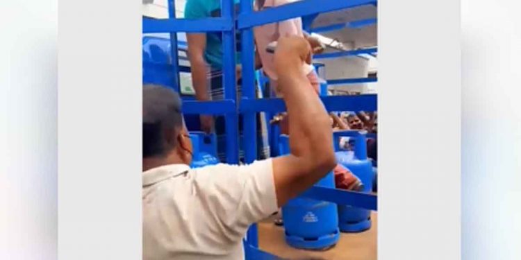 මුලු කොළඹම බ්ලොක්! ජනතාව පාරවල් අත්පත් කරගනී! ගෝඨාගෙන් ගෑස් ඉල්ලයි! දෙන්න බැරි නම් ගෙදර පලයන් කියයි! (VIDEO)