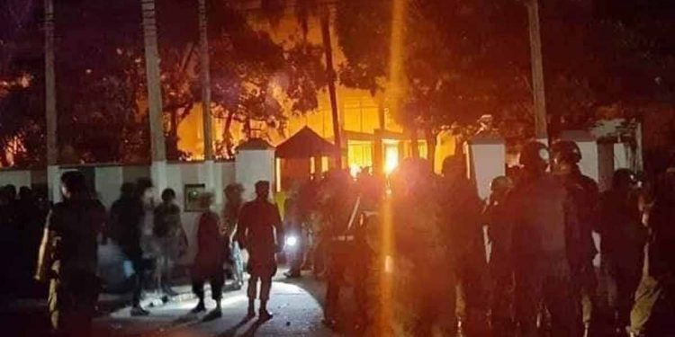 ඥානක්කගේ දේවාලයයි-ගෙදරයි-හෝටලයයි ගිනි දෙවියාට බිලි! (PHOTOS)
