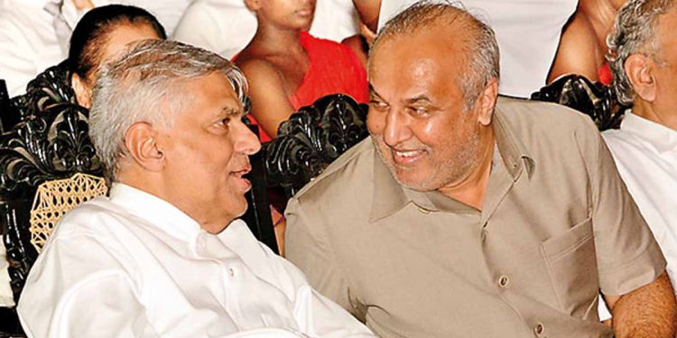 අලුත් දේශපාලන සංස්කෘතියක් හදමු කියපු අගමැති ඉස්සරහා තියාගෙන හකීම් මූණටම කියපු රටක් වටින කතාව! සදාචාරය රකින්න! ඇමැතිකම්වලට මන්ත්රීවරු බිලීබාගැනීම නවත්වන්න! පාර්ලිමේන්තුව ඇතුළේ කමිටු හරහා ඔක්කොම එකතුවෙලා රට ගොඩගම්මු! (VIDEO)