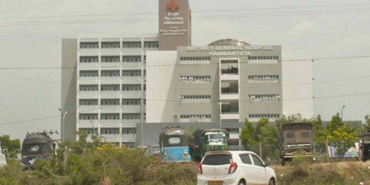 හම්බන්තොට මහරෝහල හදද්දී කරපු මහා වංචාවක් ඕස්ට්‍රේලියාවේ ABC මාධ්‍ය ජාලය නම්ගම්-ජායාරූප එක්කම හෙළිකරයි! ඩොලර් වැටුණු ගිණුම් පවා එළියට දමයි! ප්‍රශ්න කරද්දී කටඋත්තර නැතිවෙයි! (VIDEO)