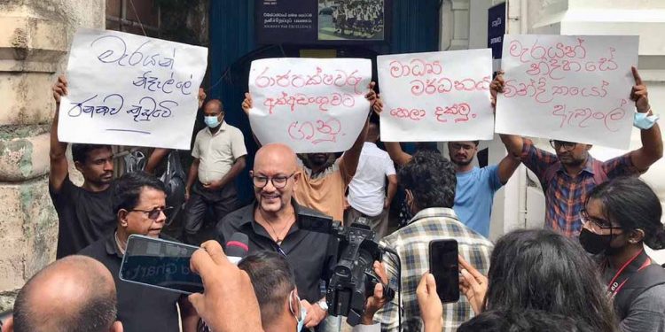 මාධ්‍යවේදී හඳුන්ගොඩ රහස් පොලිසියට ගෙන්වයි! (PHOTOS)