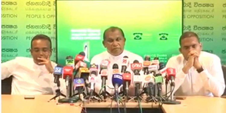 ගෝල්ෆේස් එකට ගිහින් සෙල්ෆි ගහලා පරණ පව් හෝදගන්න ඇක්ටර්ස්ලා සහ 225ම එපා කියන පොහොට්ටුස්ලා! (VIDEO)
