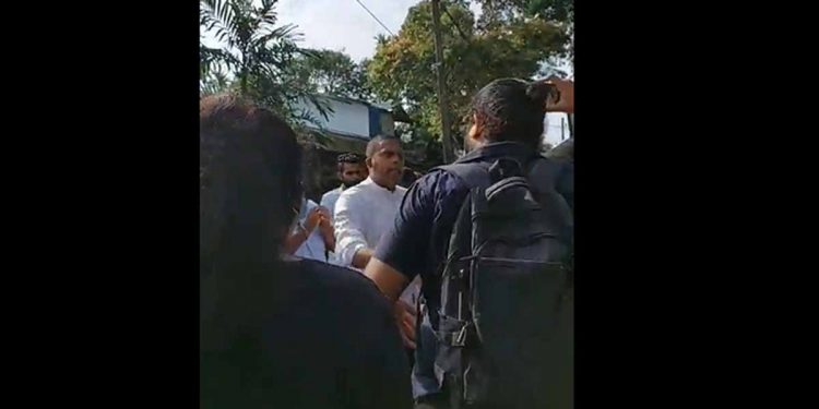 කොල්ලන්ට කඳුලු ගෑස් ගහන්න එපා කියලා පාර්ලිමේන්තුව ඇතුළේ කෑගහලා එළියට ආපු හරීන්ට විරෝධතාකරුවන් පිරිසක් තර්ජනය කරලා! සහෝදරවරුනි  ඕවා කියන්න ඕනෙ අර රාජපක්ෂලා රකින උන්ට නේද ඉස්සෙල්ලා! (VIDEO)