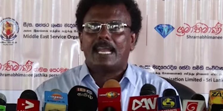 කෙහෙළියගෙයි, එයාගෙ පුතාගෙයි වැඩ ඔහොම තමයි ! අනේ අගමැතිතුමෝ ඔයත් එච්චර තමයි ! නිකන් දෙන බෙහෙත් ටික ගන්න බැරි රටක් ! (VIDEO)