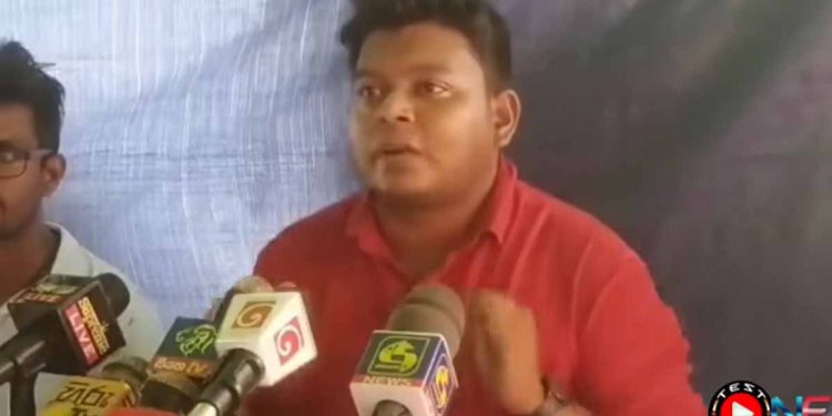 අත්අඩංගුවට ගැනීම බොරුවක්! මෙන්න මහමොළකාරයෝ එකෙක්වත් අල්ලලා නෑ! අපි සටන නවත්වන්නේ නෑ! අරගල භූමියේ පණිවුඩය මෙන්න! (VIDEO)