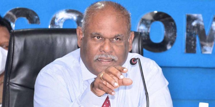 දේශබන්ධු ගැන රහස් පොලිසියට කටඋත්තරය දී මහජන ආරක්ෂක අමාත්යංශයේ ලේකම් ඉල්ලා අස්වීම බාර දී ගෙදර යයි!