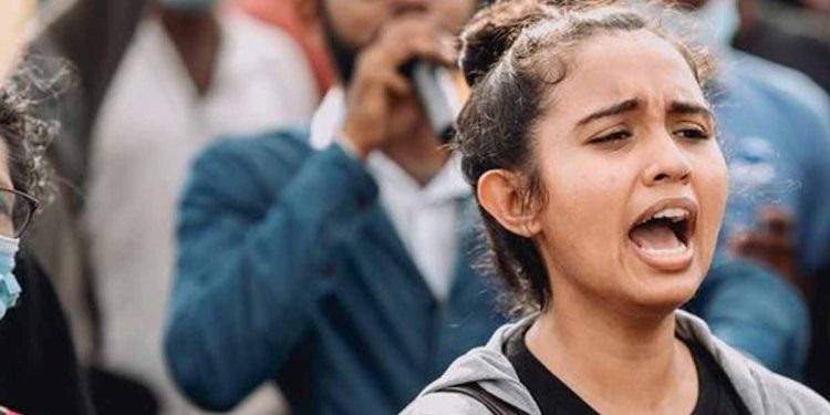 ගෝඨාට පට්ට ගැහිල්ලක් ගහපු නාඩගම්කාරයෝ එකේ ‘රසිකා’ ටෙලි නාට්ටියෙන් කපලා දාන්නද යන්නේ? (VIDEO)