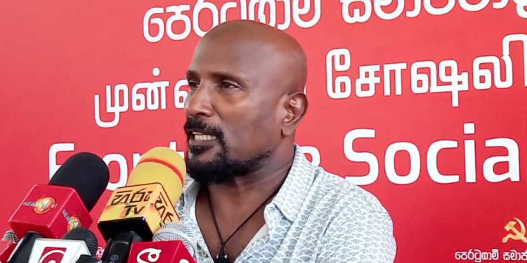 ජන අරගලය විකෘති කරන්න හදනවා! ස්වාධීන යැයි කියන කණ්ඩායමේ නිරුවත එළියට ආවා! උන්ට ඕනේ ගෝඨා බේරගන්න! ජන්දයක් නොතියා අන්තර්වාර පාලන දාගෙන ඇදගෙන යන්න! සජබෙත් තැටිය වෙනස් කරන්න හදනවා! දැන් ගෝඨලා එක්ක ආණ්ඩු හදන්න හදනවා! අරගලයේ නියමුවා කුමාර් මහත්තයා එළියට ඇවිත් බරපතළ පණිවුඩයක් දෙයි! (VIDEO)
