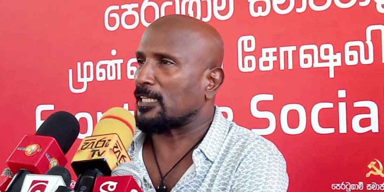 ජන අරගලය විකෘති කරන්න හදනවා! ස්වාධීන යැයි කියන කණ්ඩායමේ නිරුවත එළියට ආවා! උන්ට ඕනේ ගෝඨා බේරගන්න! ජන්දයක් නොතියා අන්තර්වාර පාලන දාගෙන ඇදගෙන යන්න! සජබෙත් තැටිය වෙනස් කරන්න හදනවා! දැන් ගෝඨලා එක්ක ආණ්ඩු හදන්න හදනවා! අරගලයේ නියමුවා කුමාර් මහත්තයා එළියට ඇවිත් බරපතළ පණිවුඩයක් දෙයි! (VIDEO)