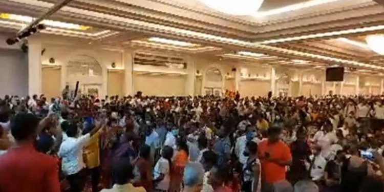 මහින්ද-නාමල්-ජොන්ස්ටන්-සනත් නිශාන්ත-රෝහිත-පවිත්‍-‌දේශබන්ධු ඇතුලු ප්‍රබලයන් රැසකට එරෙහිව කොටුව මහේස්ත්‍රාත්ට පැමිණිල්ලක්!