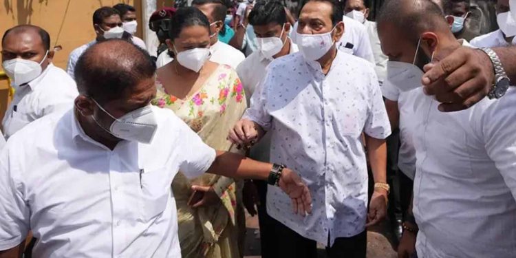 මහින්ද ඕන කියලා අරලිය ගහ මැදුරට මහ සෙනගක්! ඇතුළේ හෝල් එක පිරිලා! මගදිගට තවත් එනවා! (VIDEO)