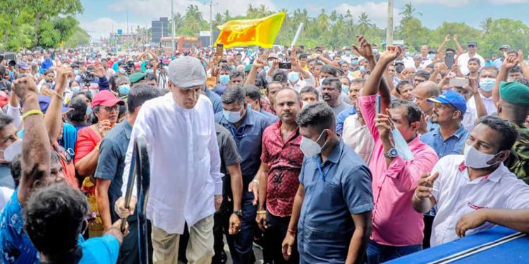 මෛත්‍රීත් හරි මගට එයි! මේ ප්‍රශ්නය විසඳන්න පුලුවන් ජන්දයක් තියලා ජනතාවට ආණ්ඩුවක්  පිහිටුවීමට ඉඩ දුන්නොත් විතරයි!