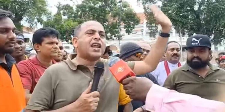 මරික්කාර් සෙනගත් එක්ක ඇවිත් වැලිකඩ ඉස්සරහා රන්ජන් ඉල්ලලා සෙල්ලම් දාපු හැටි බලන්න! (VIDEO)