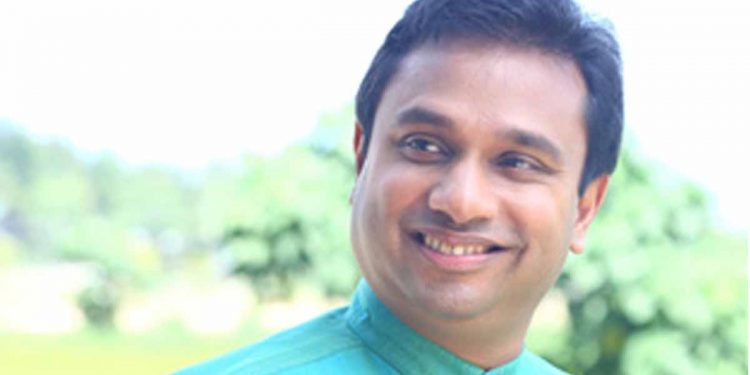 රුවන් විජයවර්ධනගෙ ‘ඩේලි මිරර්’ තුට්ටු දෙකේ මාධ්‍ය කලාවට විරෝධය! මයන්ත ට්විටර් පණිවුඩයක් තබමින් හෙළා දකී!