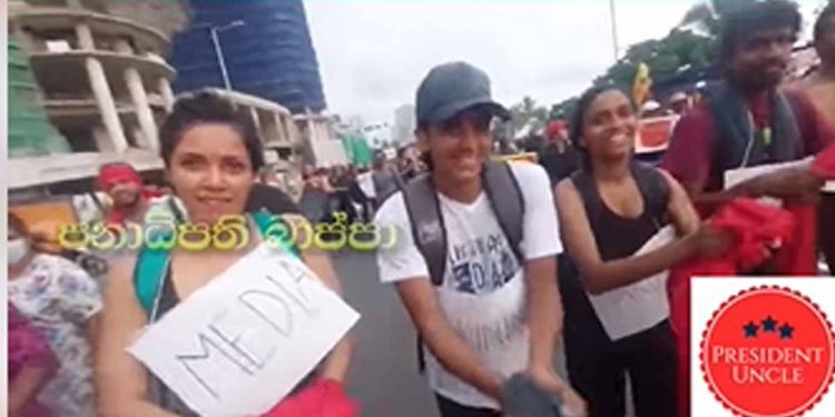 ආණ්ඩුවේ රෙදි හෝදන මාධ්යවලට ගෝල්ෆේස් එකේ කොල්ලො කෙල්ලො කලාත්මක ගැහිල්ලක් ගහයි! රෙදි හෝදපු එවුන්ගෙ නම් පිටින් කියයි! චැනල්වල නමුත් කියයි! (VIDEO)