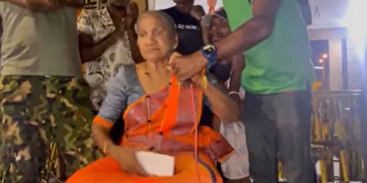 අමාරුවෙන් අමාරුවෙන් ගෙදරටත් හොරෙන් අරගල භූමියට ආපු 78 වියැති අපේ ජනප්‍රිය කලාකාරිනිය කොල්ලන්ට කියලා ගිය කතාව! (VIDEO)