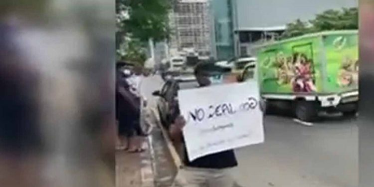 මහින්දව එළවපු ‘මයිනාගෝගම’ වෙනුවට රනිල් එළවන ‘නෝඩීල්ගම’ අරලිය ගහමැදුර ඉදිරිපිට බිහිවෙයි! (VIDEO)