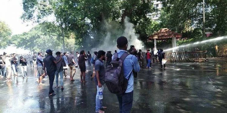 HNDA සිසුන්ට කොටුවේදී කඳුලු ගෑස් ගහයි! (VIDEO)