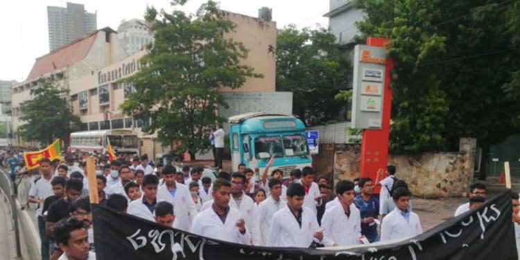 ඉල්ලා අස්වනු! ආණ්ඩුවට එරෙහිව වෛද්ය සිසුනුත් පාරට බහී!