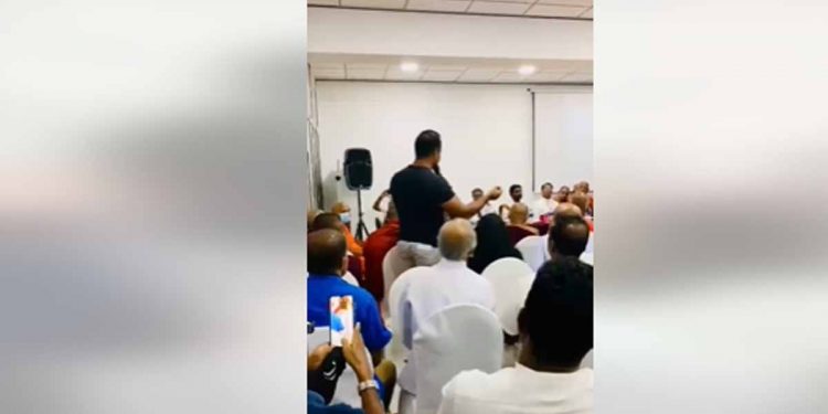 ගෝඨාව බේරගෙන-අගමැති විතරක් අයින් කරගෙන-අන්තර්වාර පිහිටුවාගෙන නටන්න යන නාඩගමට එරෙහිව අරගල භූමියේ තරුණයන්ගෙන් තද පණිවුඩයක්! ‘සෝභිත හිමියනේ ඔබ වහන්සේ ගිහින් කියන්න ජනාධිපතිට අස්වෙන්න කියලා! එතකොට මේ ප්රශ්න ඔක්කොම ඉවරයි!’ සාකච්ජාවේදී තරුණයන්ගේ පණිවුඩය විශ්ව ලංකා හාමුදුරුවන්ගේ මූණටම කියයි! (VIDEO)