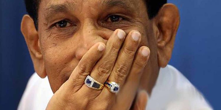 රාජපක්ෂලාගේ සල්ලි හංගන් ඉන්න ව්‍යාපාරිකයෝ දෙන්නෙක් ලංකාවට සල්ලි අරන් ඇවිත් මන්ත්‍රීවරු ගන්න හදනවා! එක මන්ත්‍රී කෙනෙකුට කෝටි 10යි! රනිල් මටත් කතා කළා! රාජිත මහා හෙළිදරව්වක් කරයි! (VIDEO)