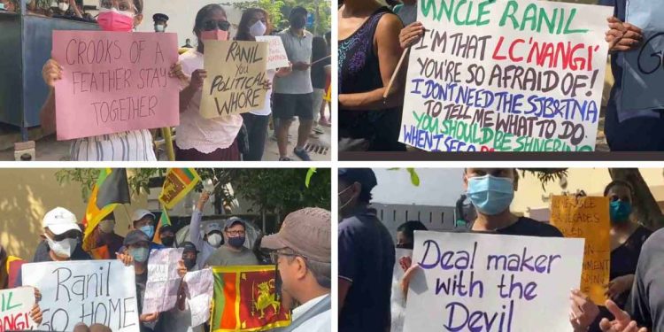 ලැජ්ජ නැද්ද රනිල්..! ලැජ්ජ නැද්ද රනිල්..! ගෙදර ඉන්න රනිල්..! ගෙදර ඉන්න රනිල්..! රනිල්ගේ නිවස ඉදිරිපිට විරෝධතා! (VIDEO)